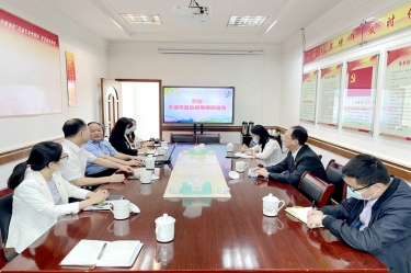 平湖市政协主席何健莅临太阳集团官网全资子公司平湖景包调研走访