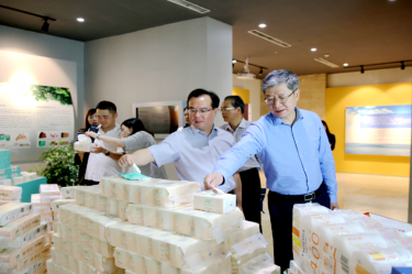 2019年 5月22日，时任浙江省社会组织综合党委专职副书记、省民政厅社会组织管理局局长蔡国华莅临太阳集团官网调研企业发展情况和党建工作